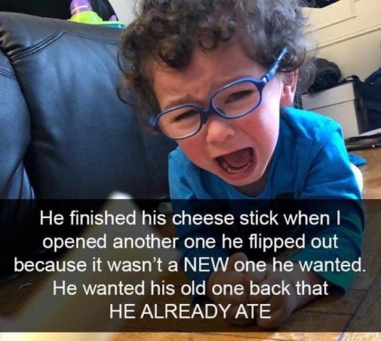 Brille, schreiendes und weinendes Kind in lustigen Memes auf Englisch