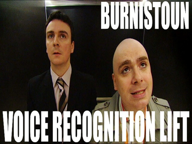 Skotský přízvuk a výtah. Kabaret Burniston, voice recognition lift, elevator